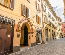 Lupari Apartment, Palazzo storico sotto le Due Torri